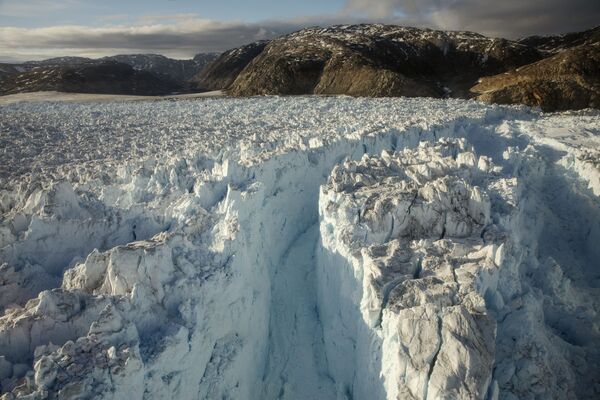 Большая щель в леднике Хелхейм в Гренландии - Sputnik Абхазия