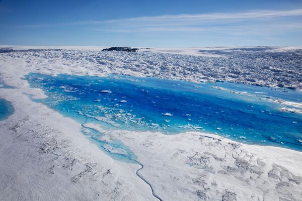 Образования талой воды на вершине ледник Хелхейм в Гренландии - Sputnik Абхазия