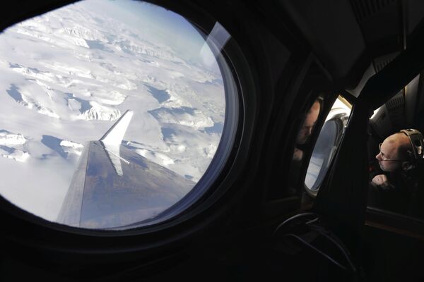 Директор программы НАСА Earth Science Flight Эрик Янсон во время полета над Гренландией с целью оценки потерь ледяного щита - Sputnik Абхазия