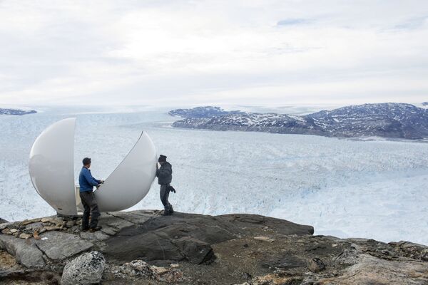 Участники экспедиции собирают радар для работы в научном лагере на леднике Хелхейм в Гренландии - Sputnik Абхазия
