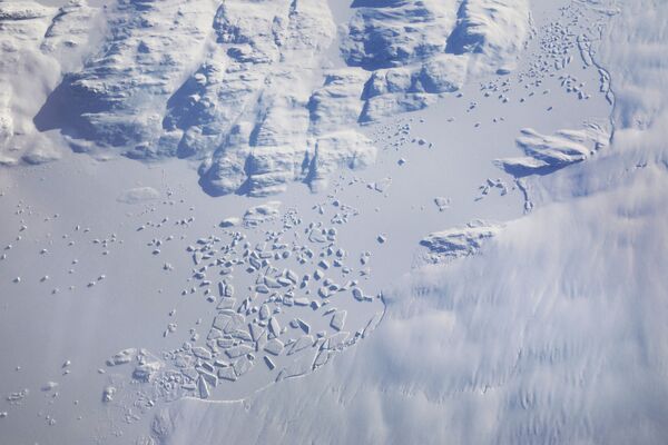 Вид из иллюминатора во время полета миссии НАТО в Гренландию - Sputnik Абхазия