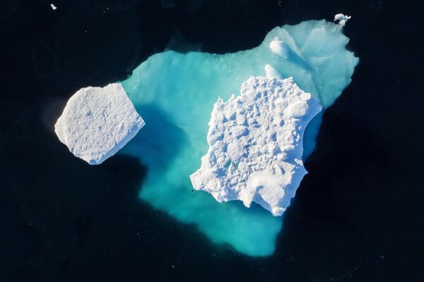 Дрейфующий во фьорде айсберг, Гренландия - Sputnik Абхазия