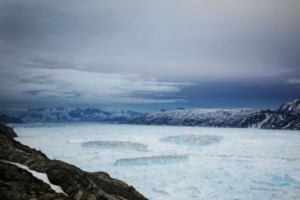 Айсберги во фьорде Сермилик после отделения от ледника Хелхейма в Гренландии - Sputnik Абхазия