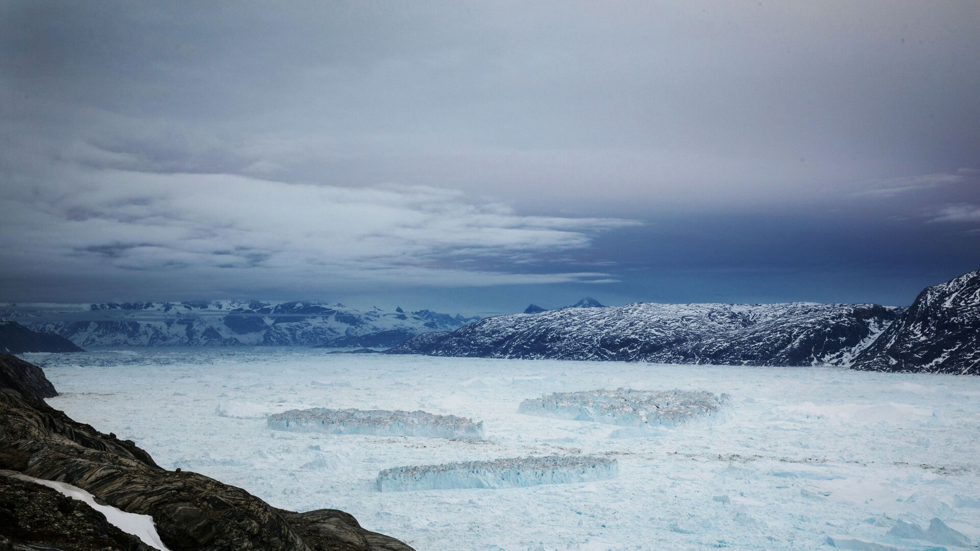 Айсберги во фьорде Сермилик после отделения от ледника Хелхейма в Гренландии - Sputnik Абхазия, 1920, 31.05.2021