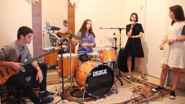 Чертова дюжина музыкантов: как Каданс готовится к благотворительности - Sputnik Абхазия