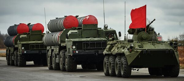 Бронетранспортер БТР-82 и зенитно-ракетные комплексы ПВО С-300 во время тренировки механизированной колонны войск Санкт-Петербургского гарнизона для участия в военном параде в честь 70-й годовщины Победы в Великой Отечественной войне - Sputnik Аҧсны