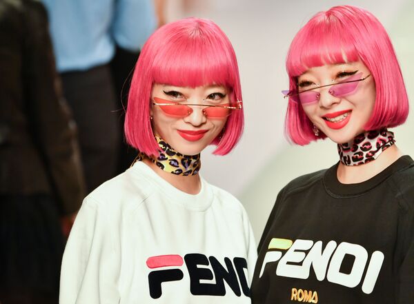 Модели представляют коллекцию бренда Fendi на Неделе моды в Милане - Sputnik Абхазия