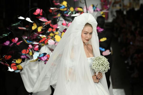 Модель Джиджи Хадид представляет коллекцию бренда Moschino на Неделе моды в Милане - Sputnik Абхазия