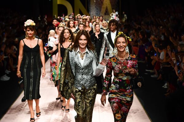 Модели представляют коллекцию бренда Dolce & Gabbana на Неделе моды в Милане - Sputnik Абхазия