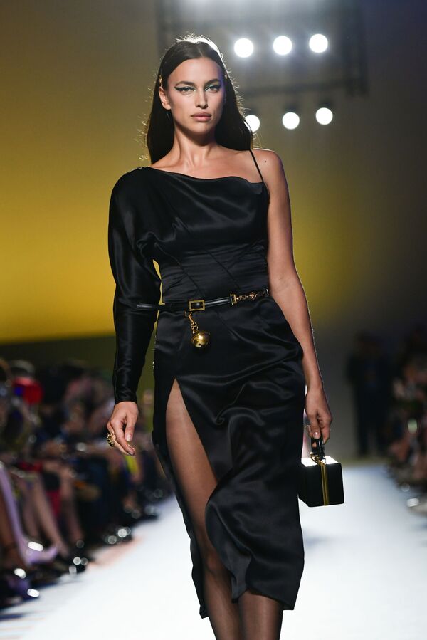 Модель Ирина Шейк представляет коллекцию бренда Versace на Неделе моды в Милане - Sputnik Абхазия