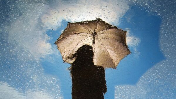 Девушка с зонтом - Sputnik Абхазия