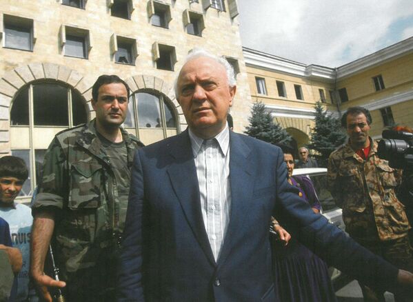 Глава Грузии Эдуард Шеварднадзе перед Домом правительства в Сухуме. 23 сентября 1993 года. - Sputnik Абхазия