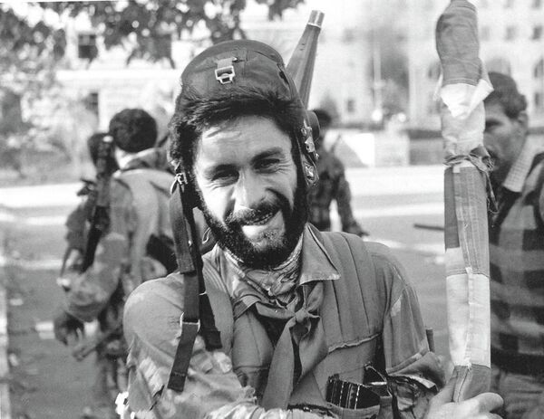 Счастливый боец абхазской армии в День освобождения Сухума. - Sputnik Абхазия