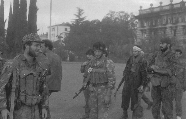 Абхазская армия выбила засевшие отряды противника из здания Совета Министров Абхазии. - Sputnik Абхазия