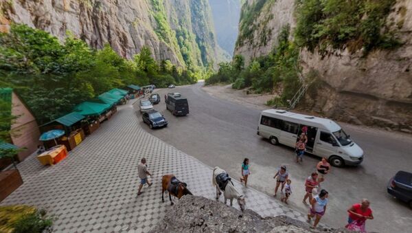 Туристы по дороге на озеро Рица - Sputnik Абхазия