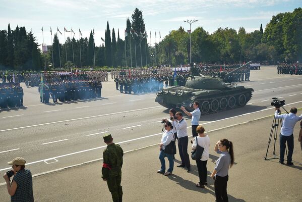 Генеральная репетиция парада Победы в Отечественной войне народа Абхазии на площади Свободы - Sputnik Абхазия