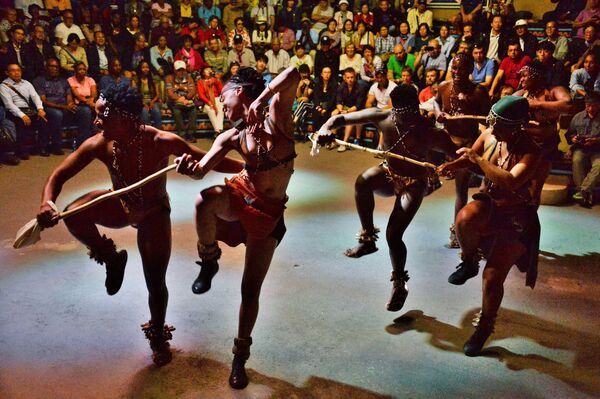 Танцы древних южно-африканских народов для гостей этнографической деревни Леседи возле города Претория, ЮАР - Sputnik Абхазия