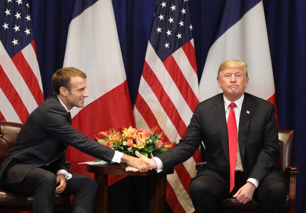 Президент Франции Эммануэль Макрон пожимает руку президенту США Дональду Трампу в время их встречи в Нью-Йорке, США - Sputnik Абхазия