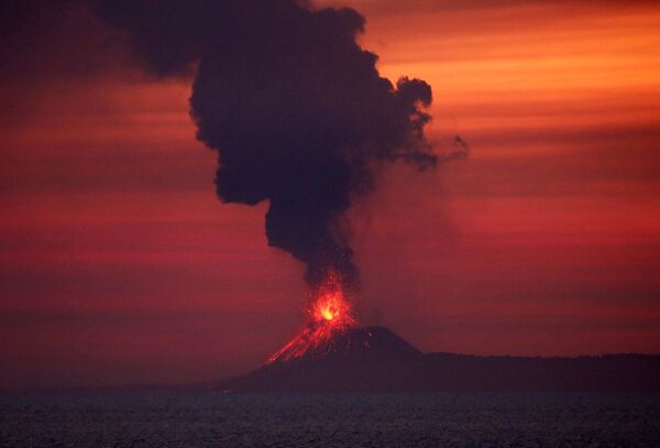 Вулкан Анак-Кракатау в Индийском океане - Sputnik Абхазия