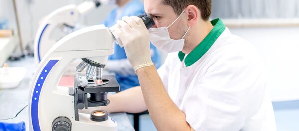 Молодые ученые работают с микроскопом в лаборатории - Sputnik Абхазия