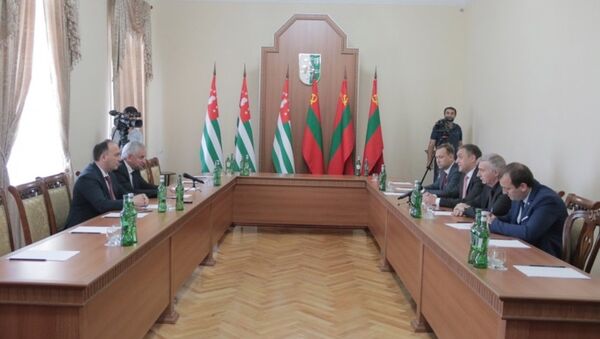 Президент принял делегацию Приднестровской Молдавской Республики - Sputnik Абхазия