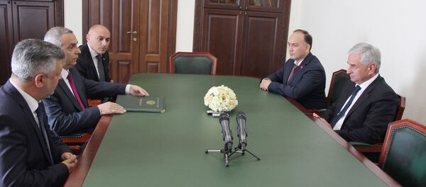 Президент Республики Абхазия Рауль Хаджимба принял делегацию Республики Арцах Президент Республики Абхазия Рауль Хаджимба принял делегацию Республики Арцах - Sputnik Абхазия