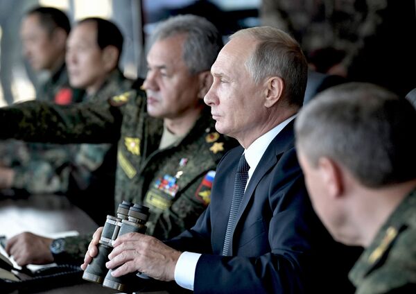 Президент РФ Владимир Путин наблюдает за ходом военных маневров российских, монгольских и китайских вооруженных сил Восток-2018 с командного пункта на полигоне Цугол - Sputnik Абхазия