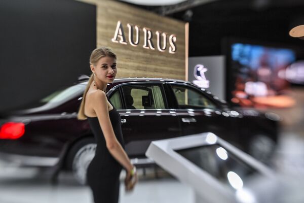 Девушка у автомобиля Aurus Senat на Московском международном автомобильном салоне 2018 - Sputnik Абхазия