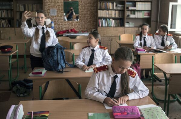 Кадеты перед уроком в школе №4 в Донецке - Sputnik Абхазия