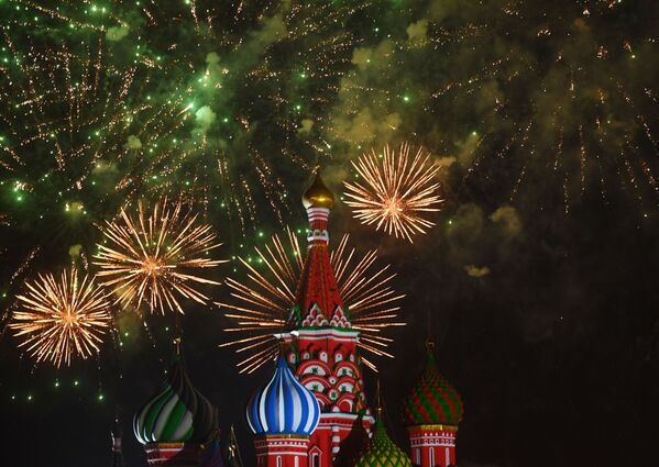 Салют на закрытии XI Международного военно-музыкального фестиваля Спасская башня на Красной площади в Москве - Sputnik Абхазия