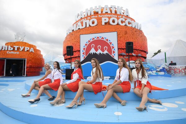 Девушки у павильона Камчатка на площадке Восточного экономического форума во Владивостоке - Sputnik Абхазия