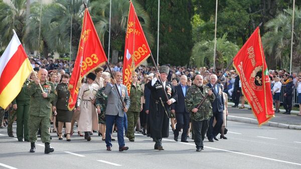 Торжественное шествие ветеранов Отечественной войны народа Абхазии 1992-1993 годов началось на площади Свободы в честь 25-летия Победы в ОВНА. - Sputnik Аҧсны