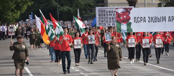 Участники акции Бессмертный полк в честь 25-летия Победы в Отечественной войне народа Абхазии Участники акции Бессмертный полк в честь 25-летия Победы в Отечественной войне народа Абхазии - Sputnik Абхазия