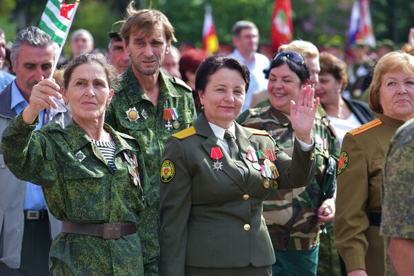 Военный парад, посвященный 25-летию Дня Победы и Независимости Абхазии,  на площади Свободы в Сухуме - Sputnik Абхазия