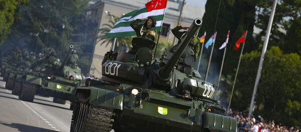 Военный парад, посвященный 25-летию Дня Победы и Независимости Абхазии,  на площади Свободы в Сухуме   Военный парад, посвященный 25-летию Дня Победы и Независимости Абхазии,  на площади Свободы в Сухуме   - Sputnik Абхазия