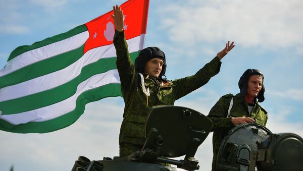 Военный парад, посвященный 25-летию Дня Победы и Независимости Абхазии,  на площади Свободы в Сухуме   - Sputnik Абхазия