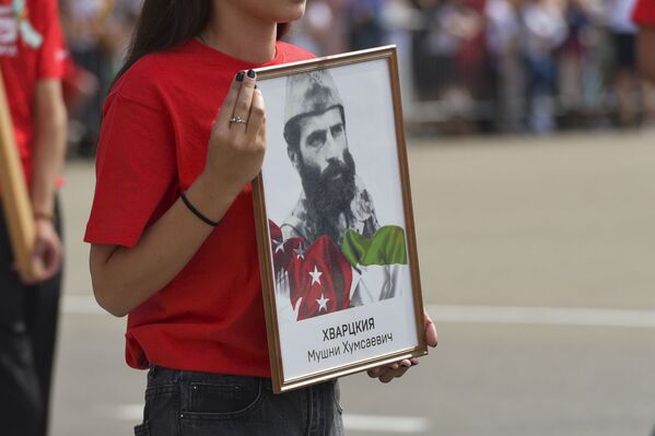 Военный парад, посвященный 25-летию Дня Победы и Независимости Абхазии,  на площади Свободы в Сухуме - Sputnik Абхазия