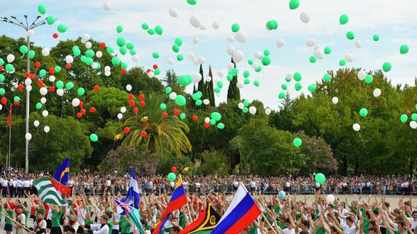 Военный парад, посвященный 25-летию Дня Победы и Независимости Абхазии,  на площади Свободы в Сухуме   - Sputnik Аҧсны