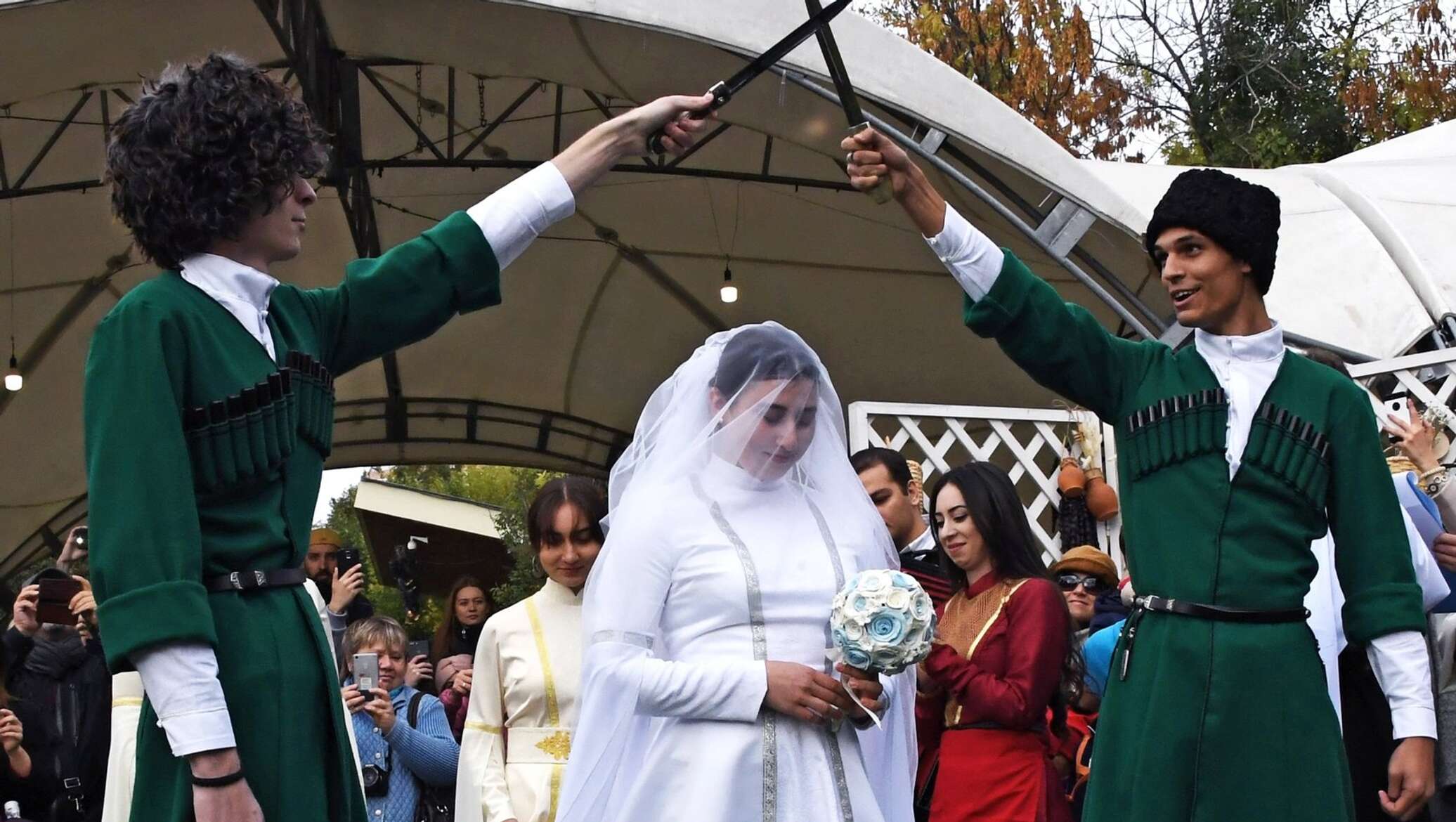 Какие абхазцы. Аджарские абхазы. Абхазская Национальная свадьба. Национальный костюм абхазцев. Нац костюм абхазцев Свадебная.