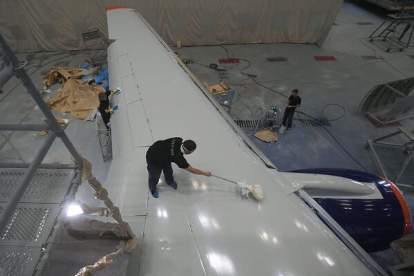 Покраска самолета «Сухой – Суперджет» в ливрею авиакомпании Аэрофлот - Sputnik Абхазия