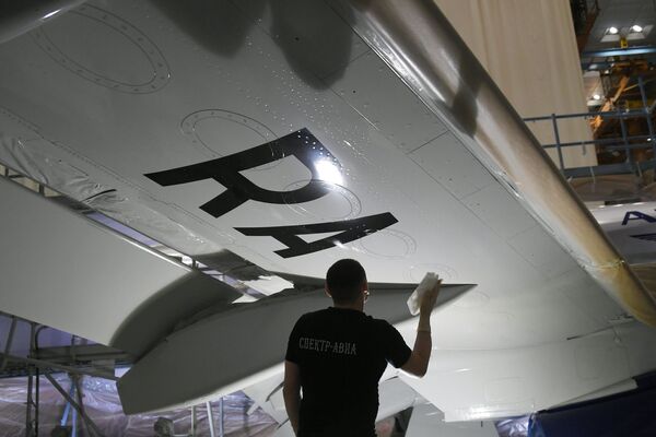 Процесс покраски самолета Sukhoi Superjet 100 - Sputnik Абхазия