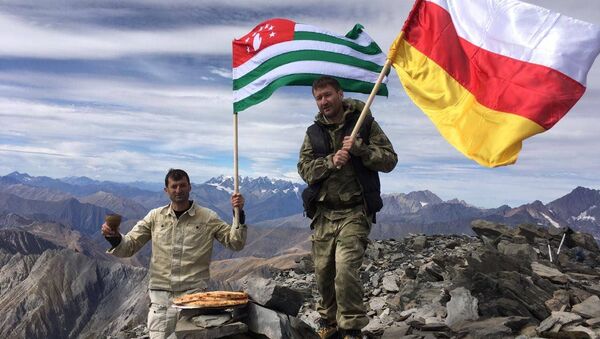 Группа альпинистов из Южной Осетии водрузила абхазский и югоосетинский флаги на высшей точке горы Зилга-хох - Sputnik Абхазия