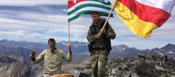 Группа альпинистов из Южной Осетии водрузила абхазский и югоосетинский флаги на высшей точке горы Зилга-хох Группа альпинистов из Южной Осетии водрузила абхазский и югоосетинский флаги на высшей точке горы Зилга-хох - Sputnik Абхазия