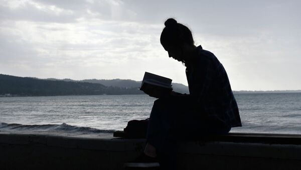Девушка читает книгу - Sputnik Абхазия