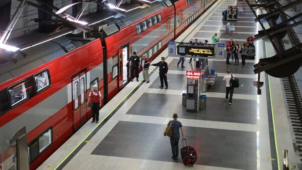 Пассажиры поезда на платформе - Sputnik Абхазия