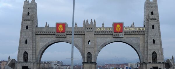 Арка Аланские ворота при въезде в город Магас. Арка Аланские ворота при въезде в город Магас. - Sputnik Абхазия