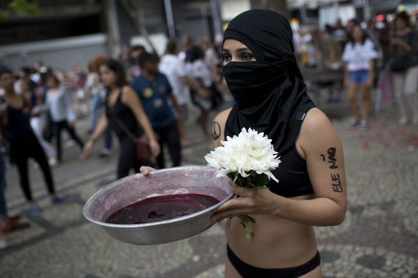 Участница протеста против Жаира Болсонара в Рио-де-Жанейро - Sputnik Абхазия