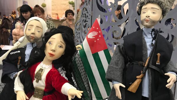 Асида Ахуба на выставке кукол - Sputnik Абхазия
