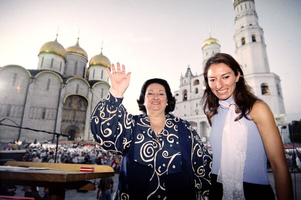 Испанская оперная певица Монсеррат Кабалье и ее дочь Монсеррат Марти на Соборной площади Кремля в Москве - Sputnik Абхазия