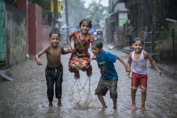 Снимок Happiness on a Rainy Day бангладешского фотографа Fardin Oyan, победившего в номинации Young Environmental Photographer of the Year 2018 фотоконкурса Environmental Photographer of the Year 2018 - Sputnik Абхазия
